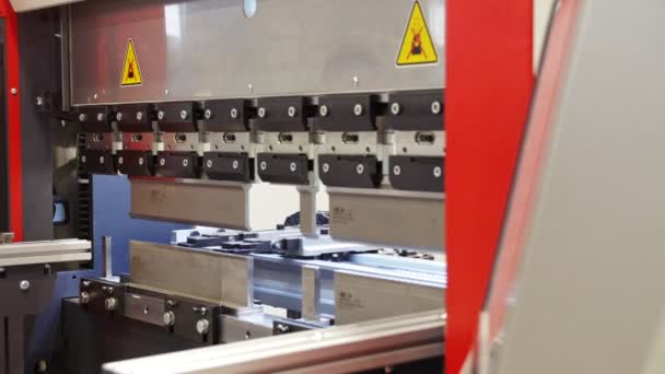 Промислове обладнання - автоматична машина на заводі — стокове відео