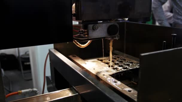 Processamento a laser na indústria - corte de metal. Faíscas voam — Vídeo de Stock