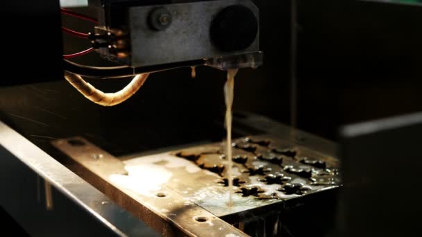Processamento a laser na indústria - corte de metal. Faíscas voam, de perto — Vídeo de Stock