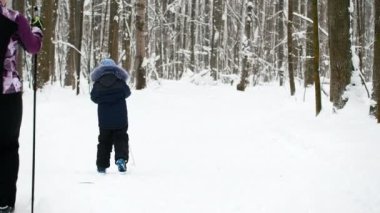 Spor çocukluk - çocuk kayakçı kış kar ormanda yürüyüş