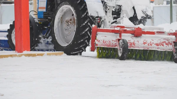 Tractor arando nieve en la calle, de cerca — Foto de Stock