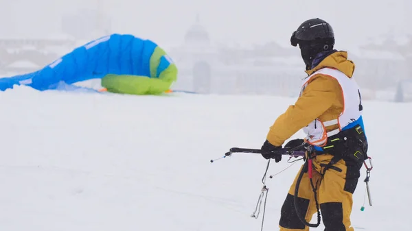 Снігоходи в снігу на замерзлій річці, повітряний серфер готовий до ковзання — стокове фото