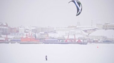 Kışın kar buz Nehri şehir - extremal spor önünde üzerinde kiting