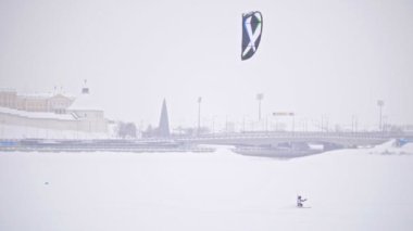 Extremal spor kış - kar buz Nehri şehir önünde üzerinde kiting