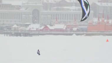 Buz Nehri - kış extremal spor Blizzard üzerinde kayan kar-uçurtma sporcular