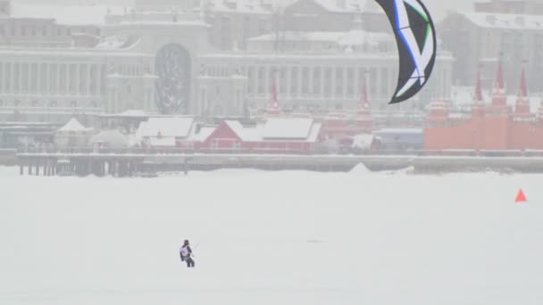 Neve-aquilone sportivi scorrevoli sul fiume ghiaccio - inverno sport estremo alla bufera di neve — Video Stock