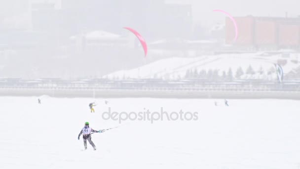 Kazan, Russie, 7 janvier 2017, Beaucoup de sportifs de cerf-volant sur la rivière de glace - sport extrême hivernal au blizzard — Video