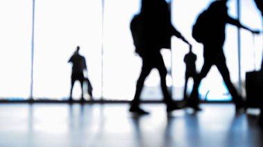 Havaalanında, pencerenin önünde Bagaj ile yatılı edecek yolcular siluet