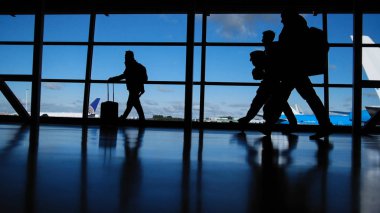 Yolcu yatılı için bekliyor. Bir güneşli gün mavi gökyüzü arka plan üzerine siluet