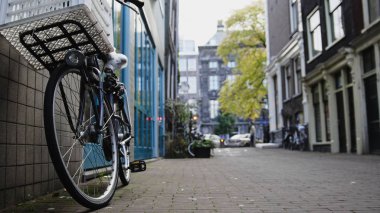 Amsterdam, bahçedeki Bisiklet ayakta görüntülemek güneşli Avrupa sonbahar