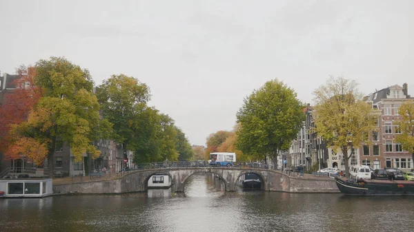 Канал в Амстердаме, реке Амстел, Голландии, Нидерландах — стоковое фото