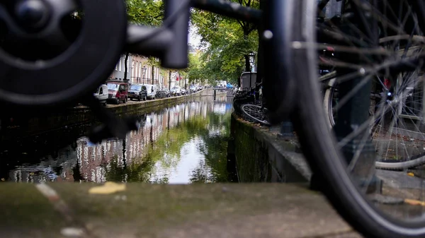 Улица Амстердама с велосипедами и автомобилями на канале, Автумн, Нидерланды — стоковое фото