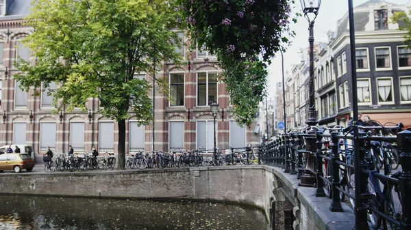 Мост на канале в Амстердаме, Амстел, Голландия, Нидерланды — стоковое фото