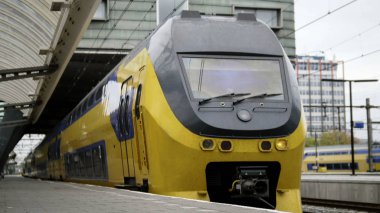 Amsterdam, Hollanda. Sarı tren tren istasyonu terk