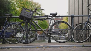 Amsterdam, bahçedeki Bisiklet ayakta görüntülemek güneşli Avrupa sonbahar