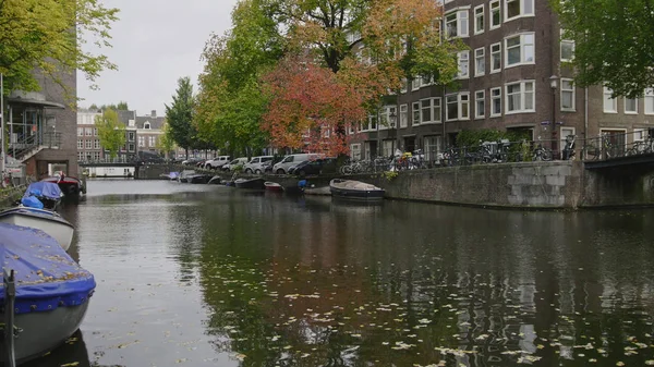 Лодки, судно, велосипеды вдоль канала Амстел, Амстердам, Нидерланды — стоковое фото