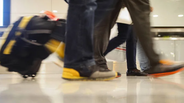 Personas caminando con equipaje en el aeropuerto internacional, tiro de cerca de piernas y zapatos —  Fotos de Stock