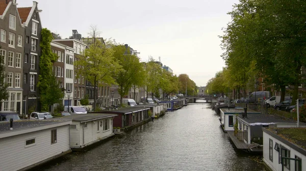 Vessels and houseboats along canals, Amsterdam, Netherlands — Stock Photo, Image