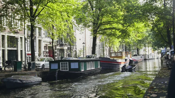 Вид на Амстердам: раннее утро, пасмурный день, Автумн - автомобили и велосипеды, припаркованные вдоль канала - Нидерланды — стоковое фото