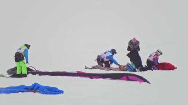 Kazán, Rusia, 7 enero 2017, Snow-kite festival de viento naranja, los atletas se preparan para las competiciones río de hielo sobre la ciudad — Vídeo de stock