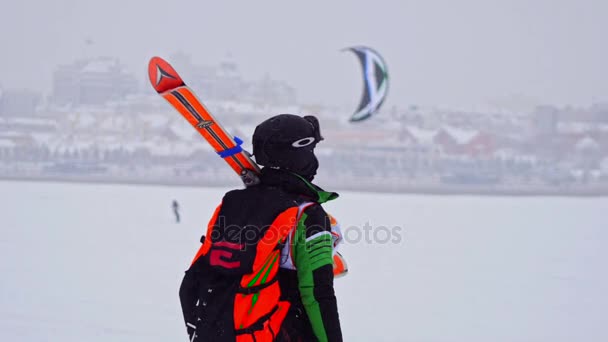 俄罗斯喀山，2017 年 1 月 7 日，雪风筝节橙色风、 冰河-在暴雪的冬季极运动的运动员 — 图库视频影像
