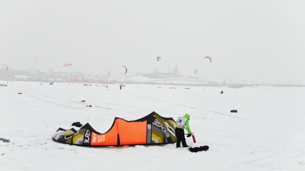 Kazán, Rusia, 7 enero 2017, Snow-kite festival de viento naranja, atletas listos para la competición río de hielo sobre la ciudad — Vídeo de stock