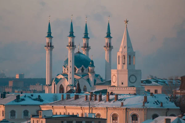 Kazan, Rusko - 11. prosince 2016: centrum města - Kreml, mešita Kull Shariff. Západ slunce v zimě, teleobjektiv, zblízka — Stock fotografie