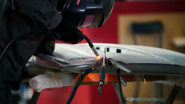 Сварка промышленных: работник в шлеме ремонта деталь в автомобильном обслуживании — стоковое видео