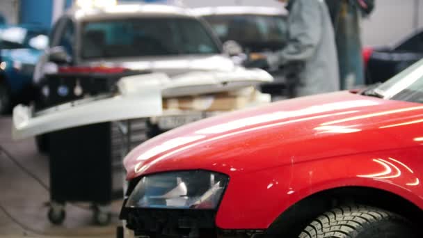Fundo desfocado - serviço de carro profissional - homem trabalho tinsmith trabalha com um martelo - reparação de automóveis — Vídeo de Stock