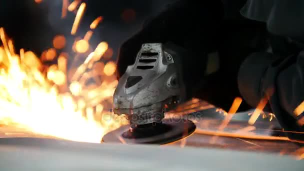 Serwis samochodowy - pracownik szlifowania metalowa konstrukcja z okrągłym widziałem, z bliska — Wideo stockowe