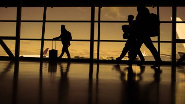 Yolcu yatılı için bekliyor. Arka plan, siluet, sıcak güneşli gün mavi gökyüzü