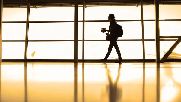 A lány megy elöl a airport ablak szemben a futópálya, silhouette, meleg kávé — Stock Fotó