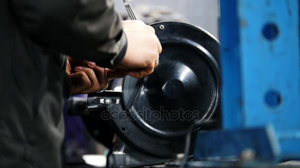 Mechanik pracovník muž grind rezavé šrouby s nástrojem elektrický mlýnek v Manufaktura — Stock video