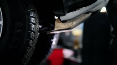 Makinist Araba, tekerleği ile manuel işlemler yapmak auto hizmetindeki yakın çekim