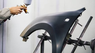 profesyonel araba ressam garajda tarafından airbrush boyama