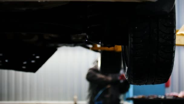 Profesyonel araç servisi - indirdi kaldırdı araba tamir işlemi — Stok video