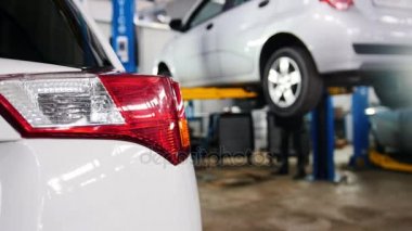 Araba Servisi - kırmızı beyaz otomatik ritmiyle kaldırdı otomobil içinde tam tersi