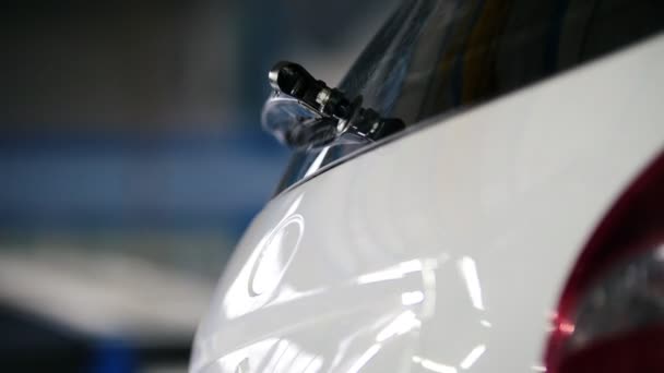 Carro mecânico de aparafusamento limpadores de carro do automóvel em serviço — Vídeo de Stock