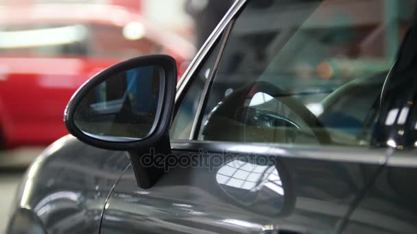 Auto servicio de coche - coche de lujo de pie en el opuesto del proceso de reparación de soldadura — Vídeo de stock