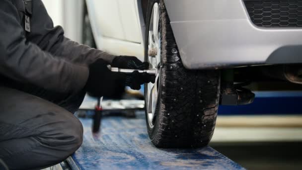 Coche mecánico atornillar rueda del coche del perno de automóvil en servicio — Vídeo de stock