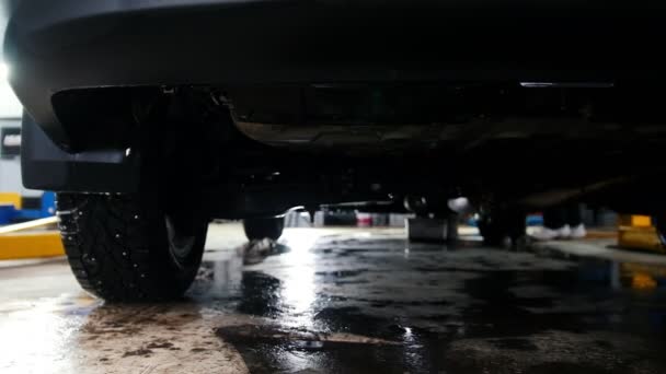 Автосервіс - дно автомобіля на змащеній підлозі — стокове відео