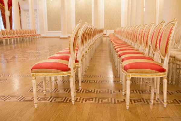 Sedie di lusso rosse nella sala da ballo dorata — Foto Stock