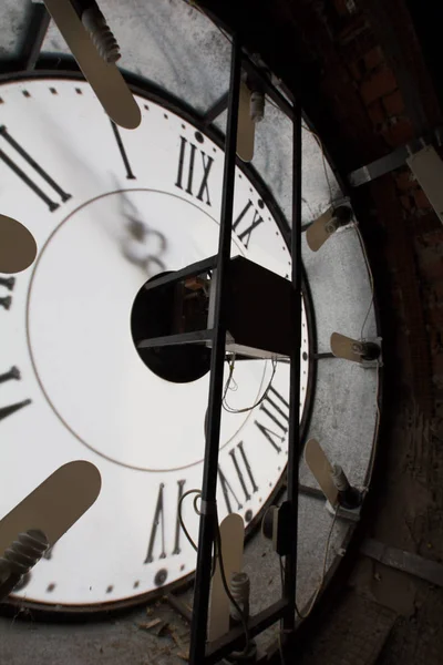 Horloge face de vieux mur - mécanisme à l'intérieur, vertical — Photo
