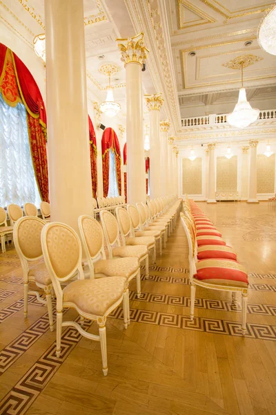 Lege luxe stoelen in de balzaal, groothoek — Stockfoto