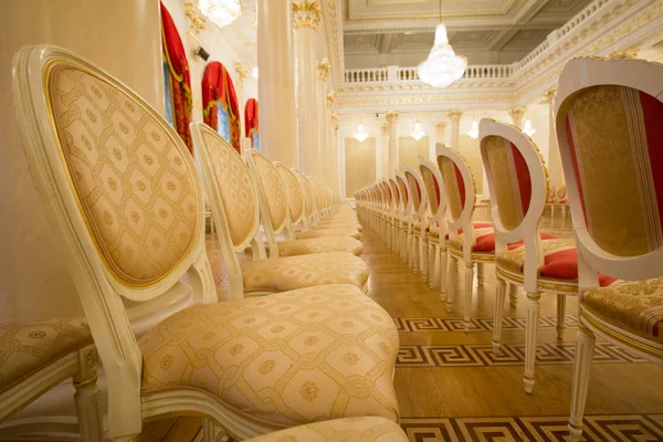 空置的金色豪华椅子，宴会厅内 — 图库照片