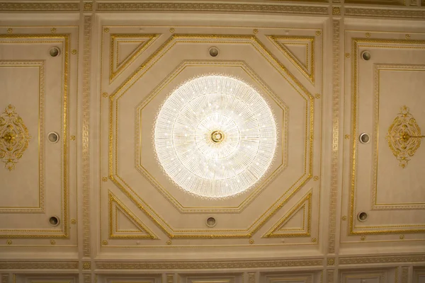 Crystal golden luxury chandelier in ballroom — Stock Photo, Image