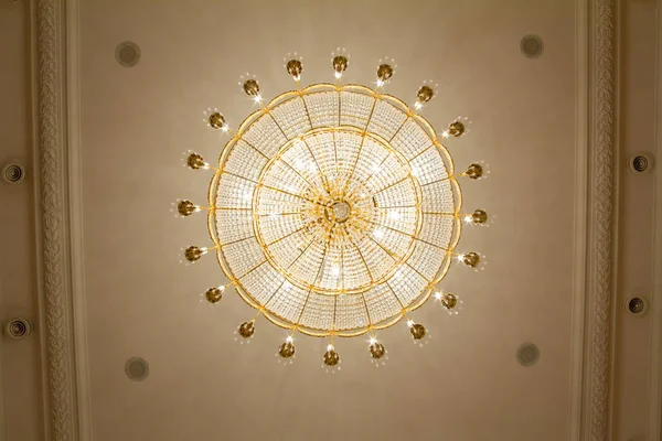 Lámpara de araña de lujo de cristal dorado en salón de baile, de cerca — Foto de Stock