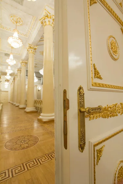 Tür aus der Perspektive - goldener Luxus-Ballsaal — Stockfoto