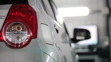 Oto servis - kırmızı beyaz araba, ulaşım kavramı ritmiyle