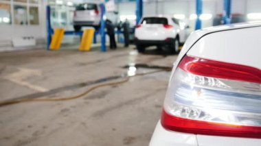 Otomobil servisi - kontrol mekaniği Araba, ufuk arka plan kaldırdı.